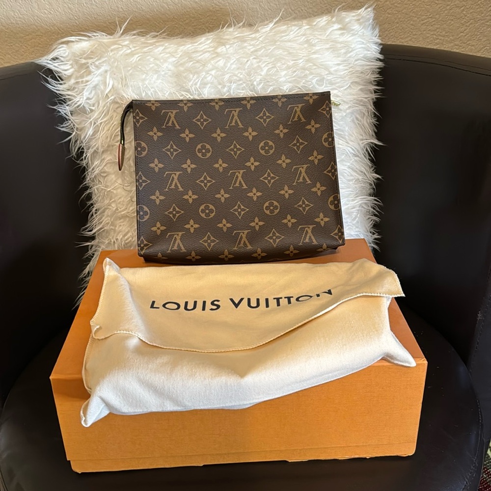 (SOLD)Louis Vuitton toiletry pouch 26